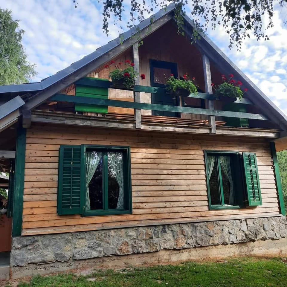 Robinzonski smještaj "Lazac Lokvarski" Lokve Campground/ 
RV Resort in Primorje-Gorski Kotar County