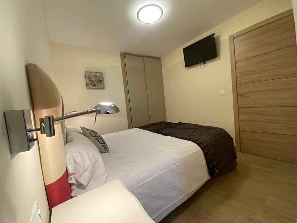 Bed, TV and multimedia, Photo of the whole room, Bedroom, wardrobe, air conditioner