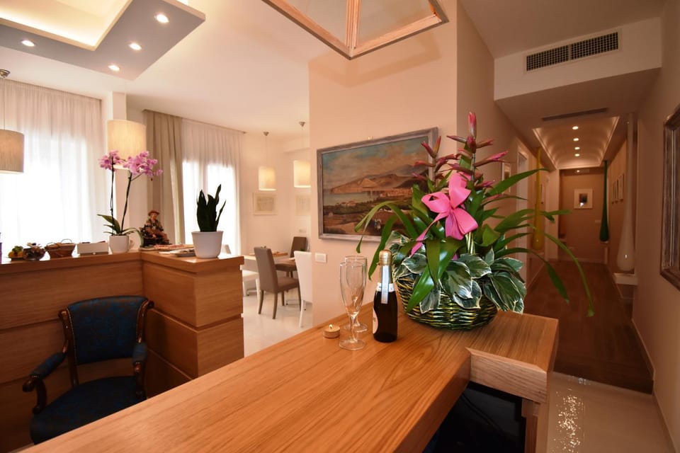 Property building, Communal lounge/ TV room, Facade/entrance, Lobby or reception, Area and facilities