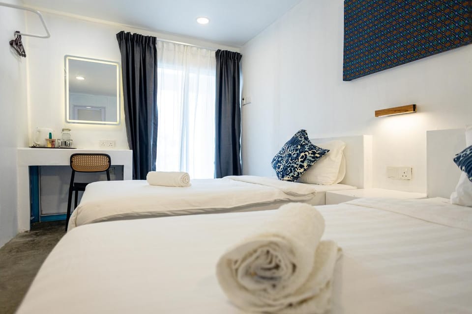 Bed, Bedroom, towels