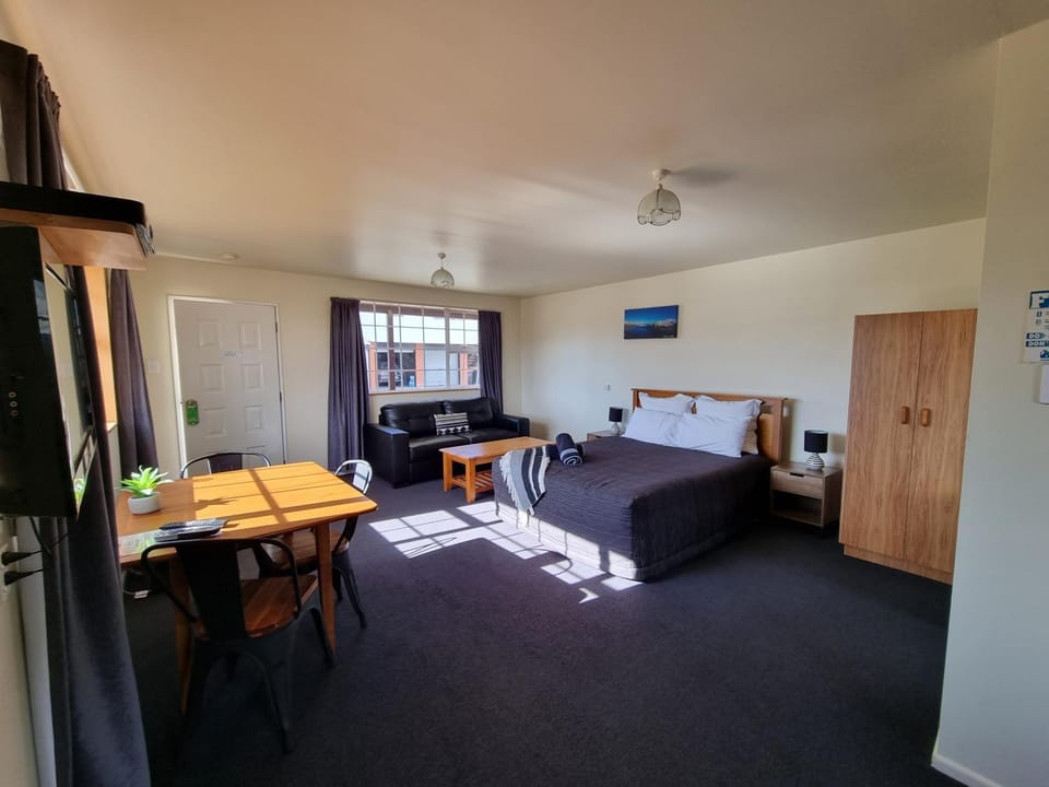 Bed, Living room, Photo of the whole room, Seating area, Dining area, Bedroom