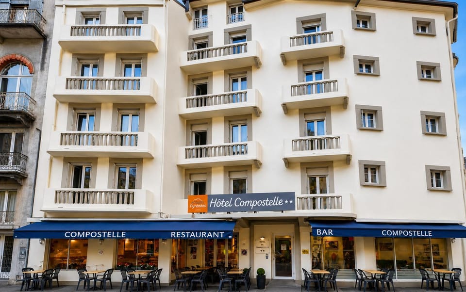 Property building, Patio, Facade/entrance