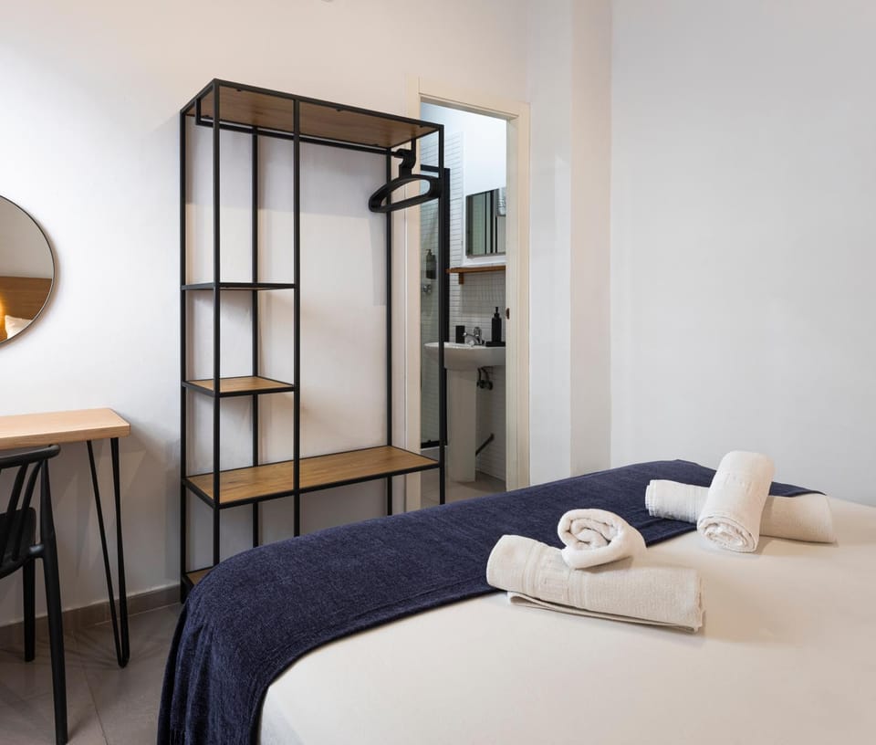 Bed, Photo of the whole room, Bedroom, towels