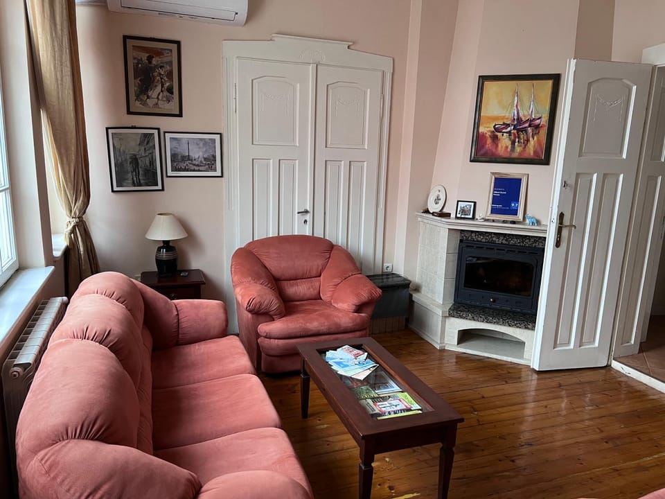 TV and multimedia, Living room, Seating area, flat iron