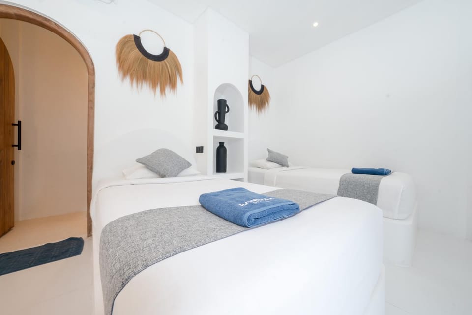 Bed, TV and multimedia, Living room, Photo of the whole room, Seating area, Evening entertainment, Bedroom