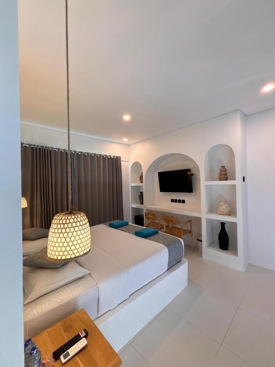 Bed, TV and multimedia, Living room, Photo of the whole room, Seating area, Evening entertainment, Bedroom