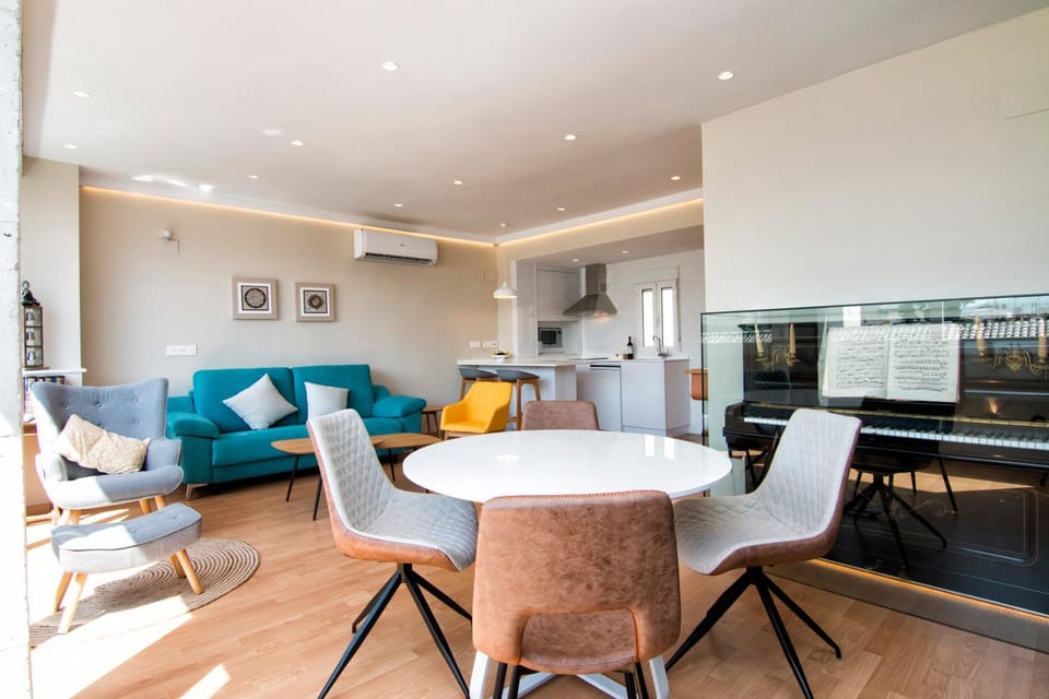 TV and multimedia, Living room, Seating area, Dining area