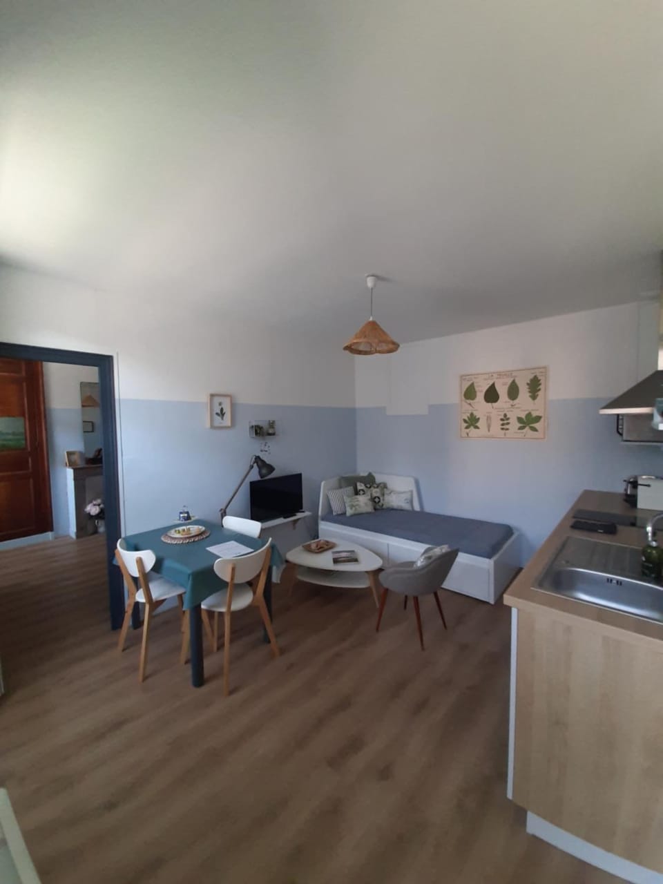 TV and multimedia, Living room, Photo of the whole room, Seating area, Dining area