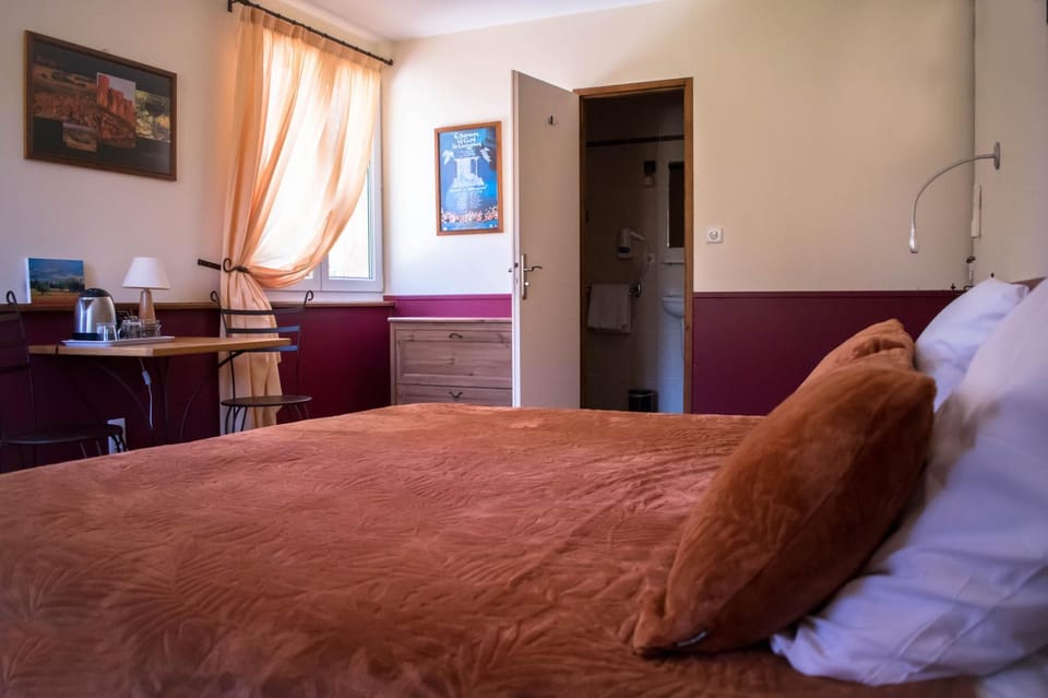 Chambres à la Table du Curé Hotel in Occitanie