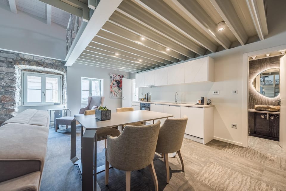 Kitchen or kitchenette, Dining area