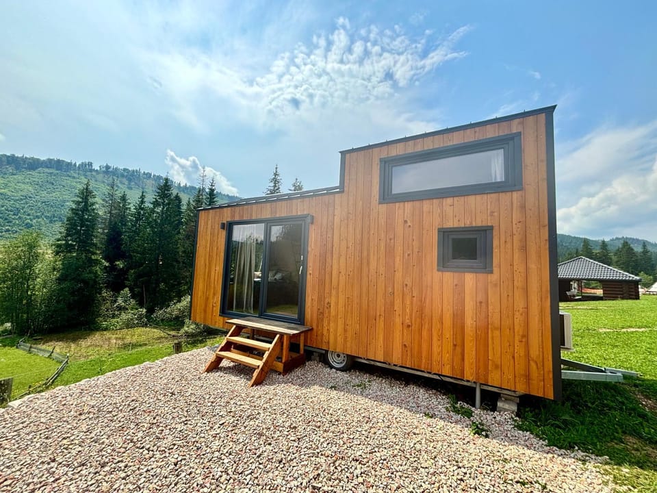 Property building, Spring, Day, Natural landscape, Garden, Garden view, Mountain view