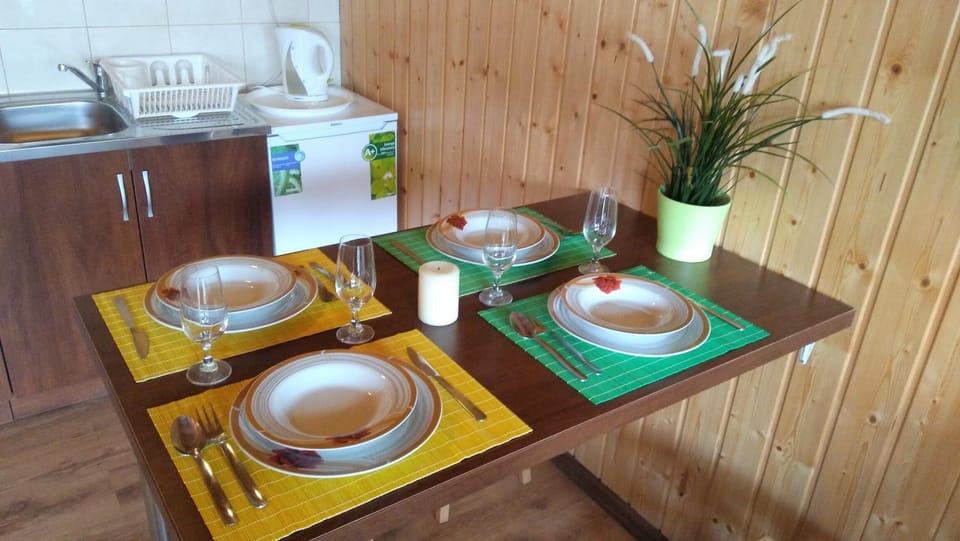 Kitchen or kitchenette, Dining area