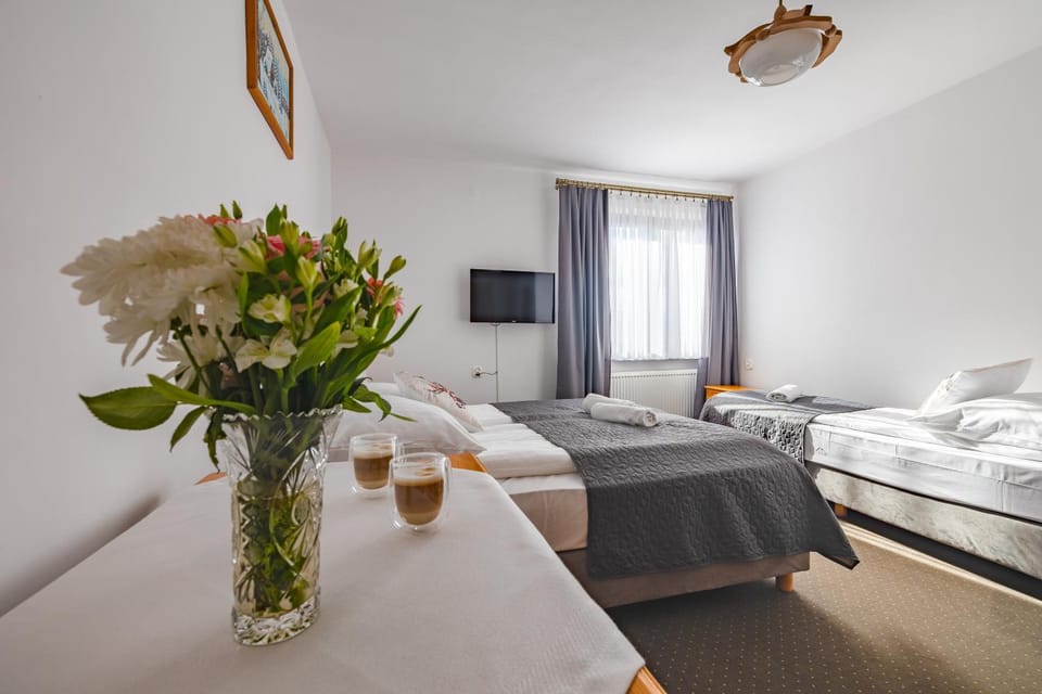 Bed, TV and multimedia, Photo of the whole room, Bedroom, towels