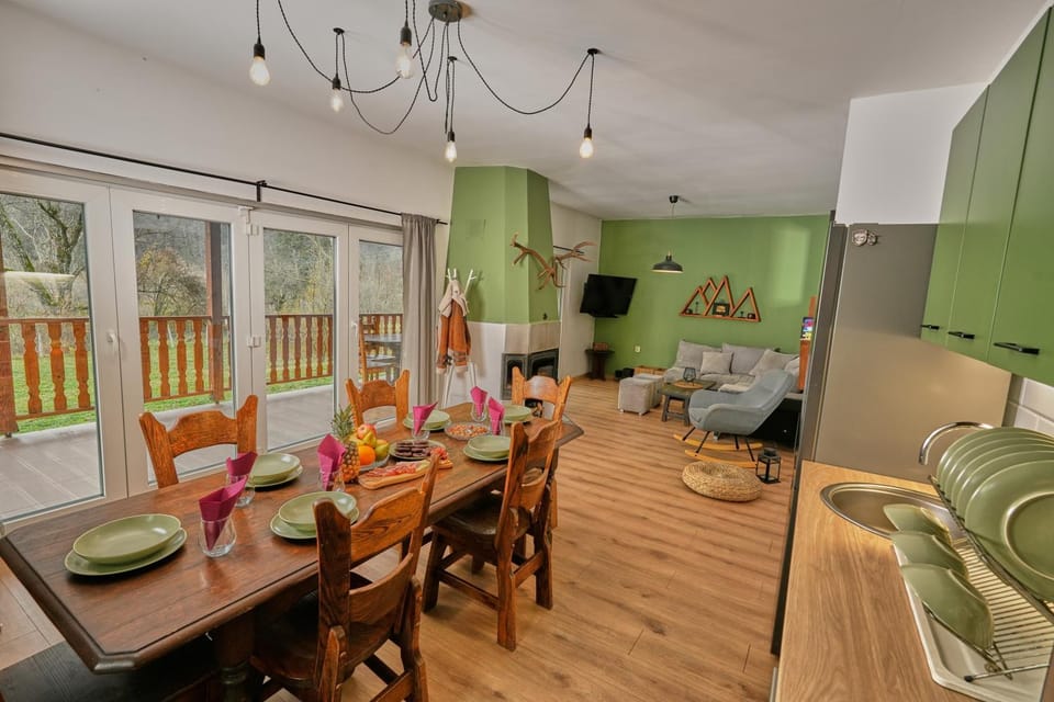 TV and multimedia, Kitchen or kitchenette, Living room, Seating area, Dining area, Food, air conditioner