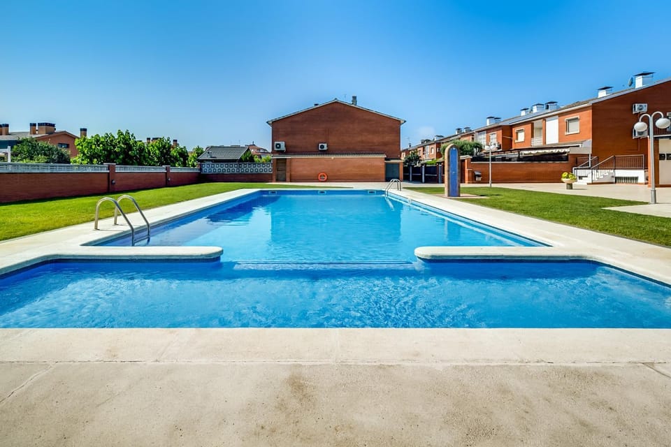 Property building, Swimming pool, Swimming pool