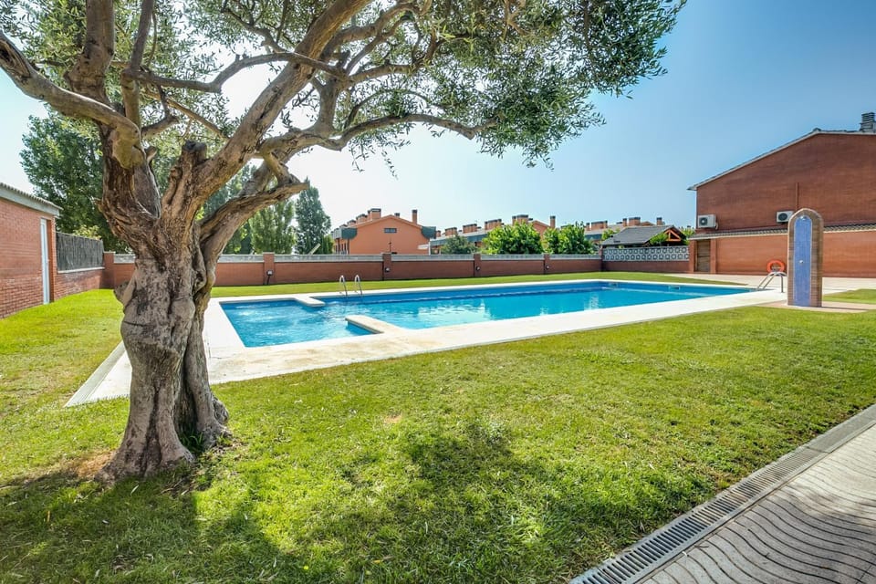 Property building, Garden, Garden, Swimming pool