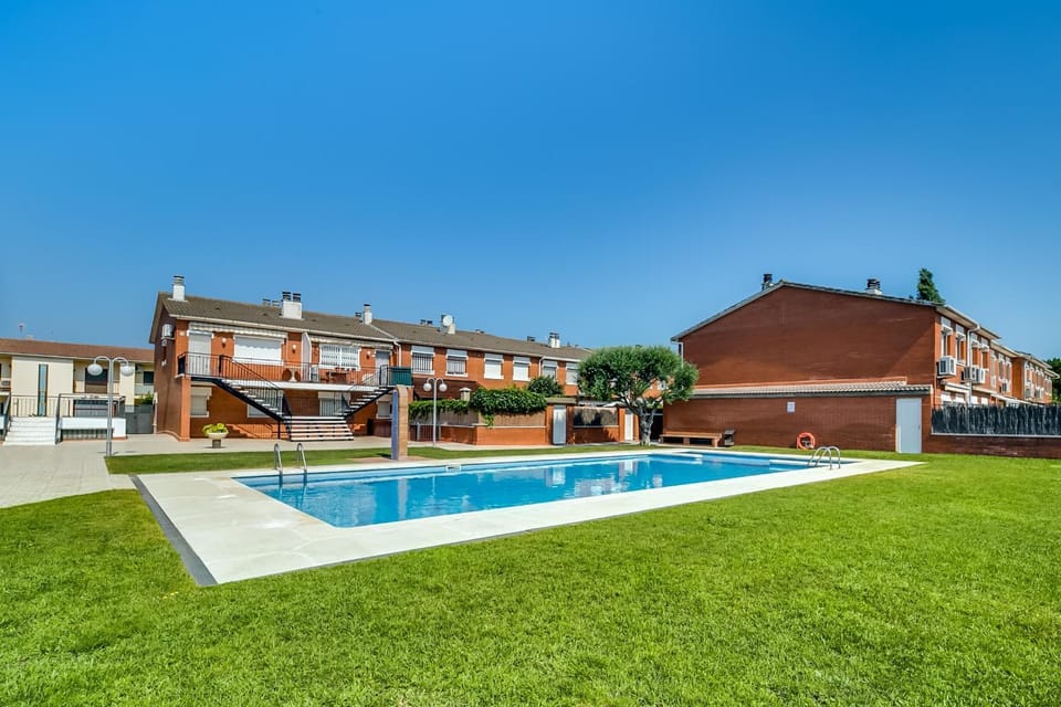 Property building, Garden, Garden, Swimming pool