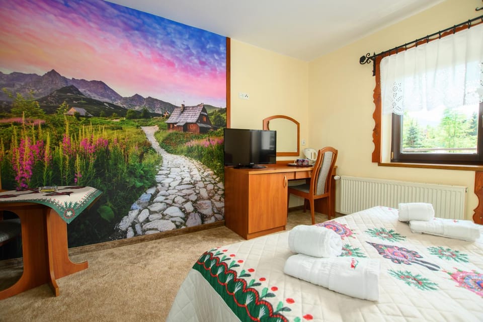 Photo of the whole room, Mountain view, wardrobe