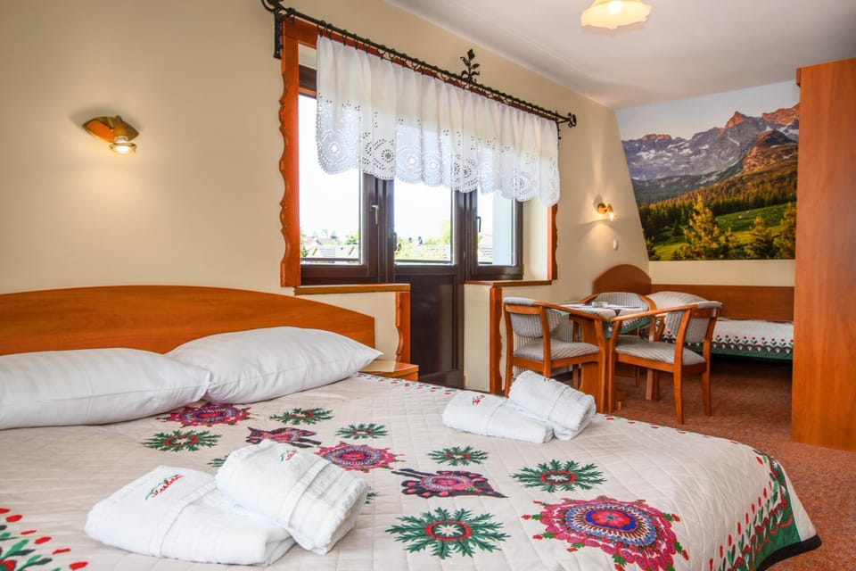 Bed, Photo of the whole room, Bedroom, Mountain view