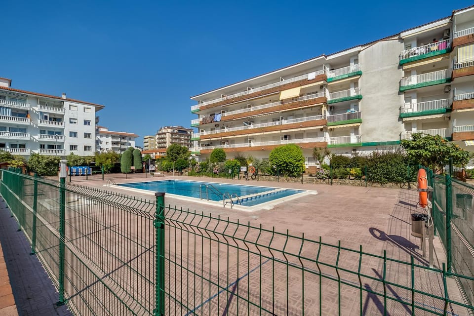 Property building, Swimming pool, Swimming pool