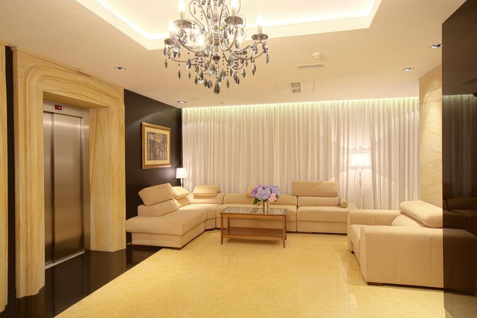 Communal lounge/ TV room