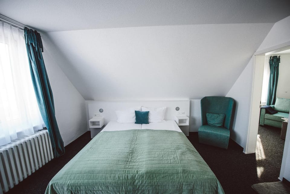 Bed, Living room, Photo of the whole room, Decorative detail, Bedroom