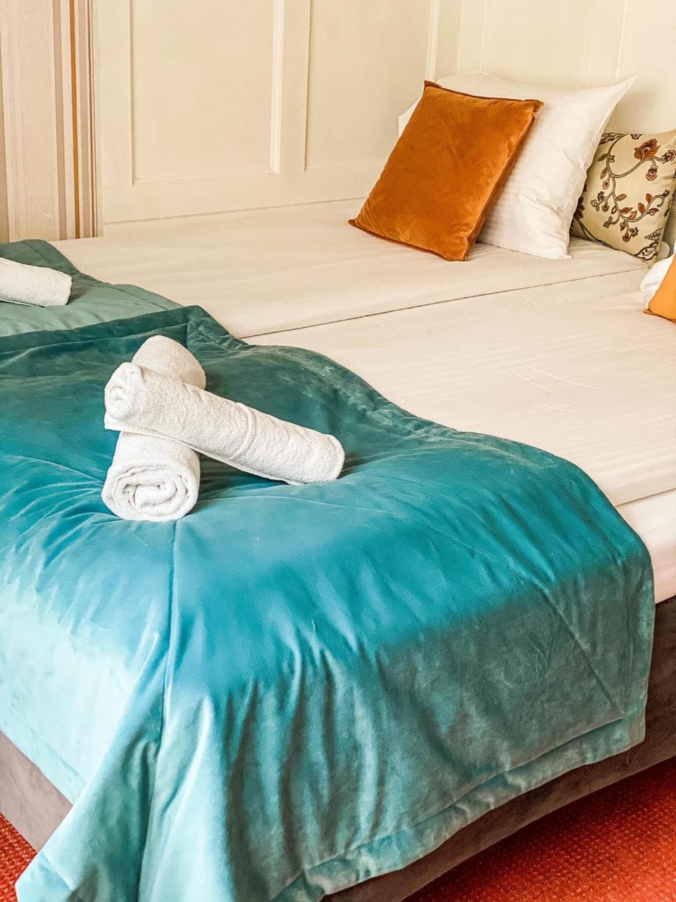 Bed, towels