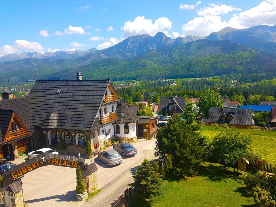 Property building, Restaurant/places to eat, Breakfast