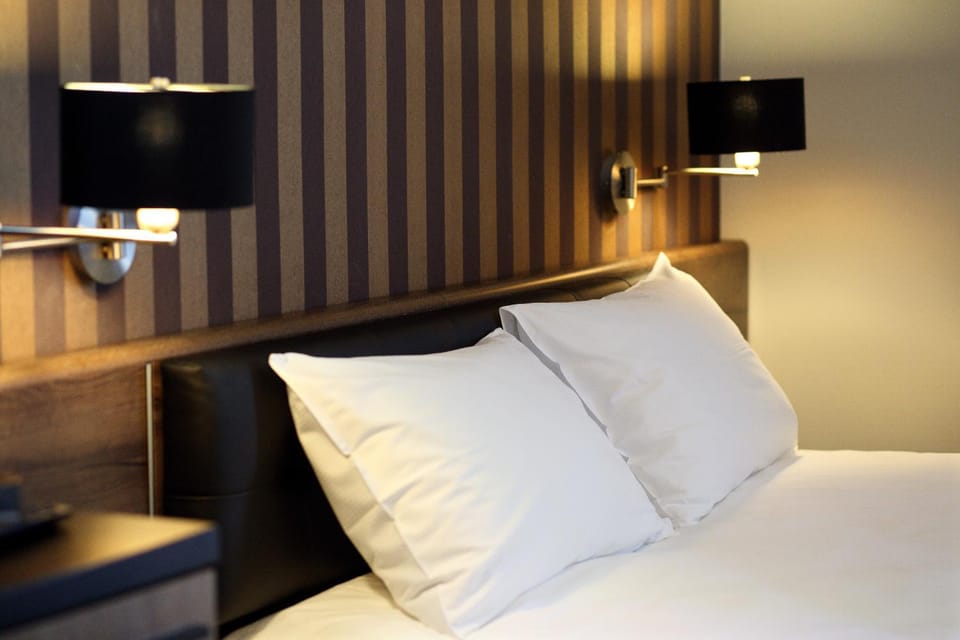 Bed, Photo of the whole room, Decorative detail, Bedroom