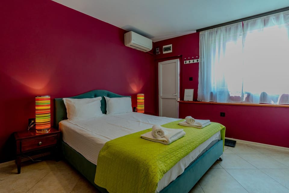 Bed, Photo of the whole room, Bedroom, towels, air conditioner