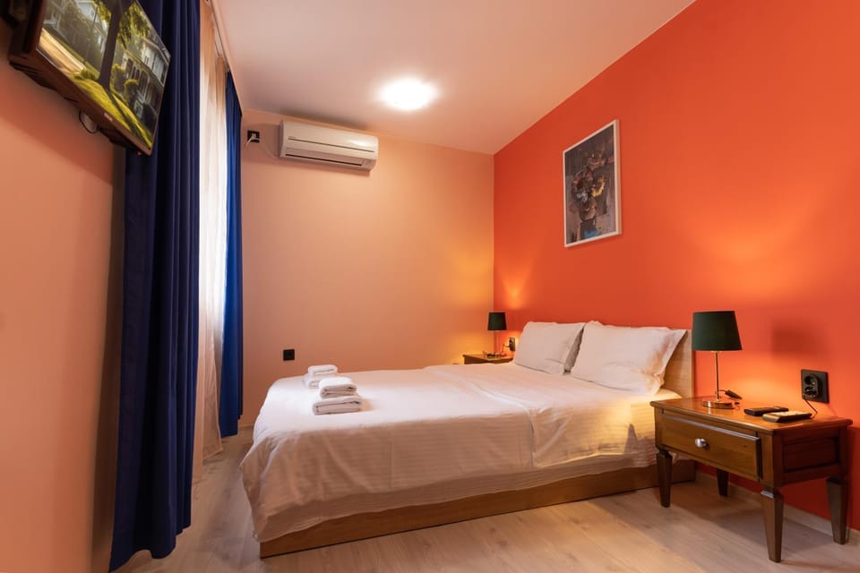 Bed, TV and multimedia, Bedroom, towels, air conditioner
