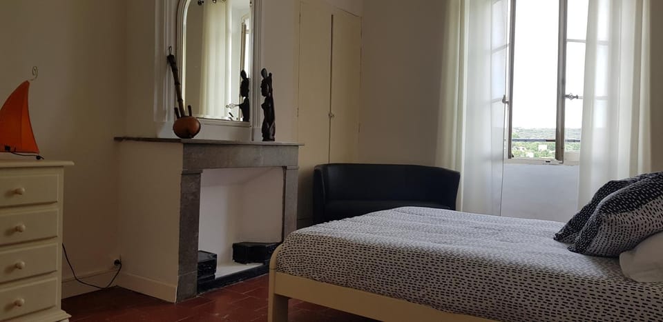 Photo of the whole room, Bedroom