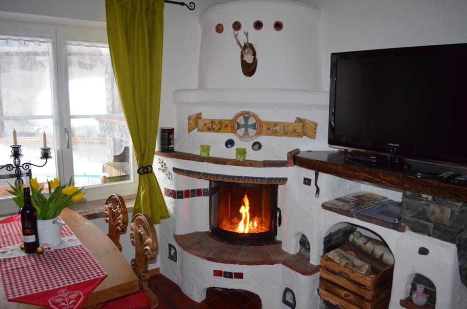 TV and multimedia, Dining area, fireplace