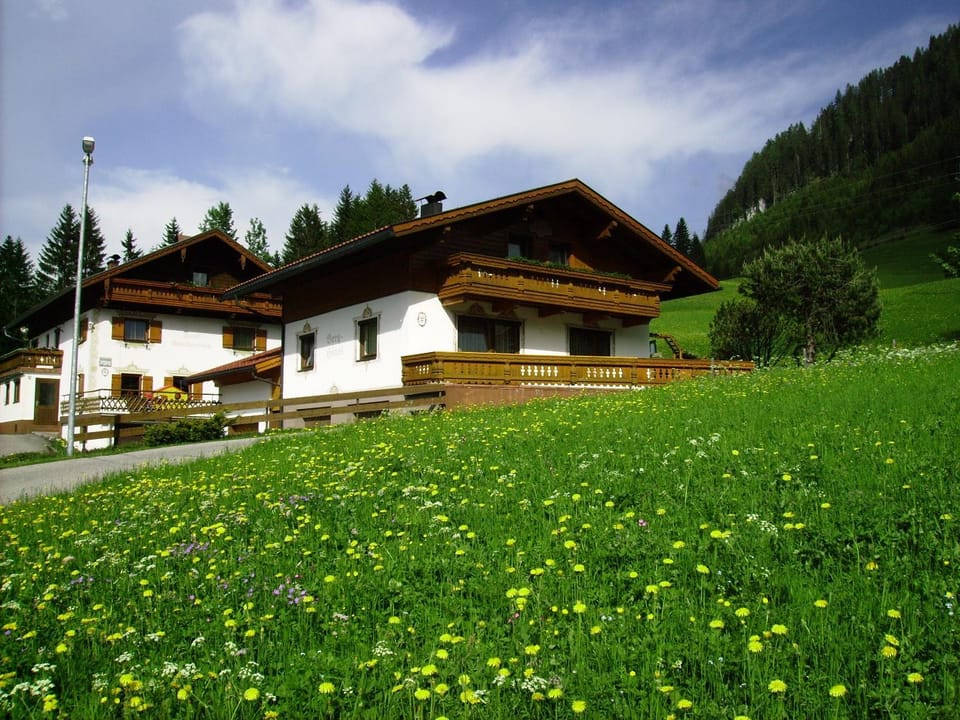 Property building, Facade/entrance, Natural landscape, Summer, Garden, Balcony/Terrace, Mountain view, Location