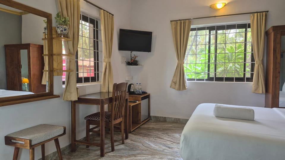 Bed, TV and multimedia, Bedroom, minibar