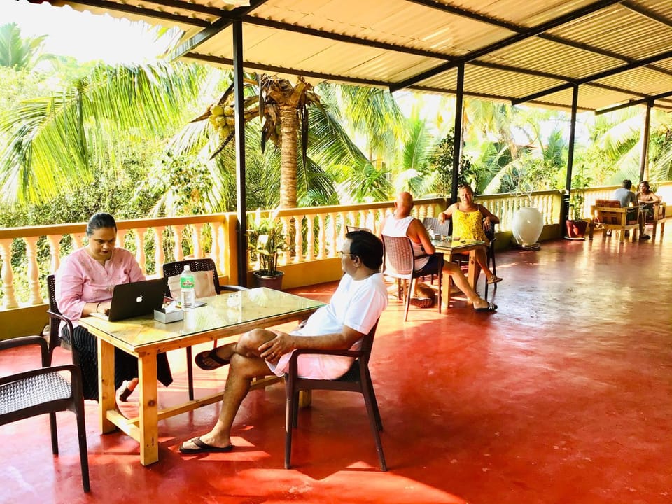 Restaurant/places to eat, Balcony/Terrace, group of guests