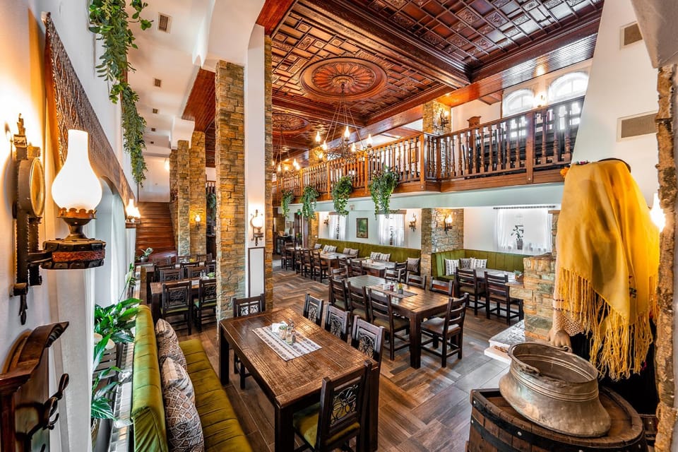 Restaurant/places to eat, Lounge or bar, Banquet/Function facilities