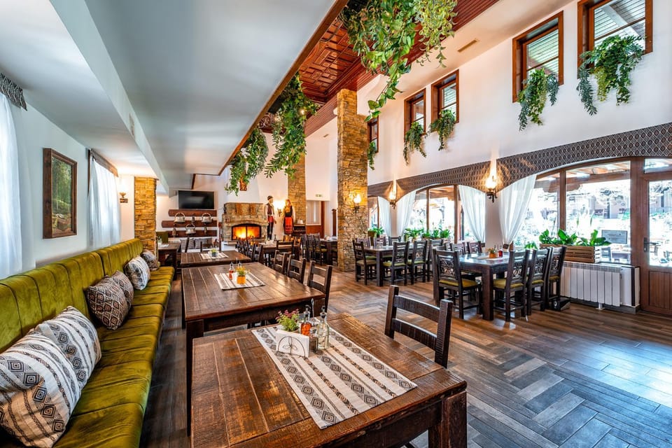 Restaurant/places to eat, Food and drinks, Banquet/Function facilities, Food