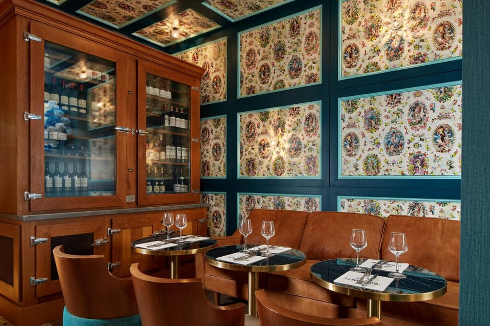 Restaurant/places to eat, Lounge or bar