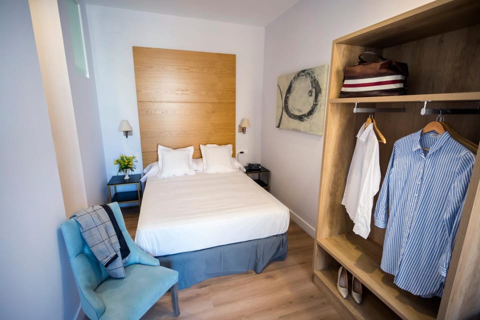 Bed, Photo of the whole room, Decorative detail, Bedroom
