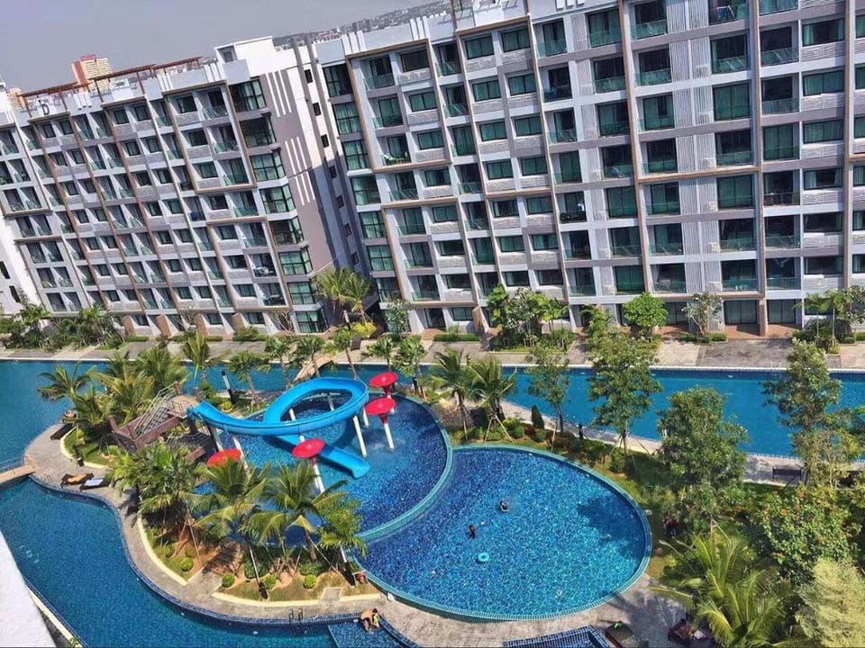 Dusit Grand Park Pool View Room Apartment in Pattaya City