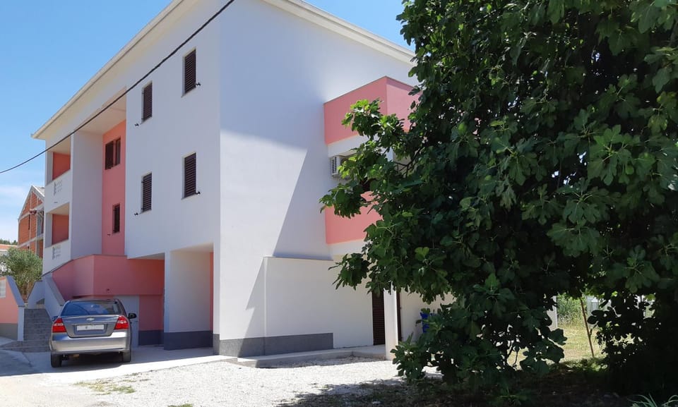 Property building, Day, Neighbourhood, Parking