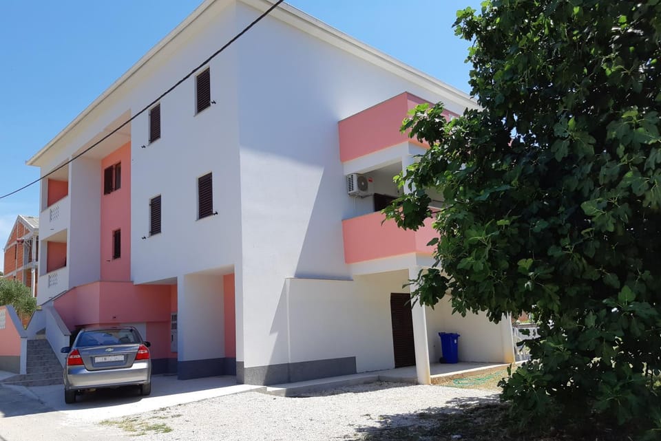 Property building, Day, Neighbourhood, Parking