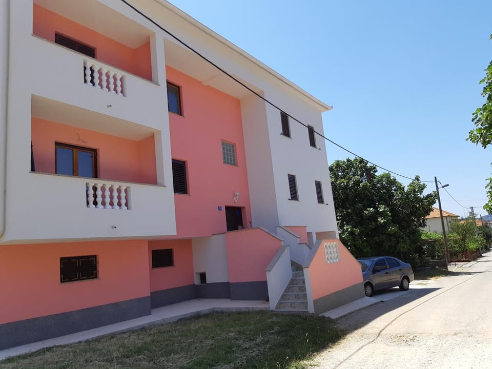 Property building, Day, Neighbourhood, Parking