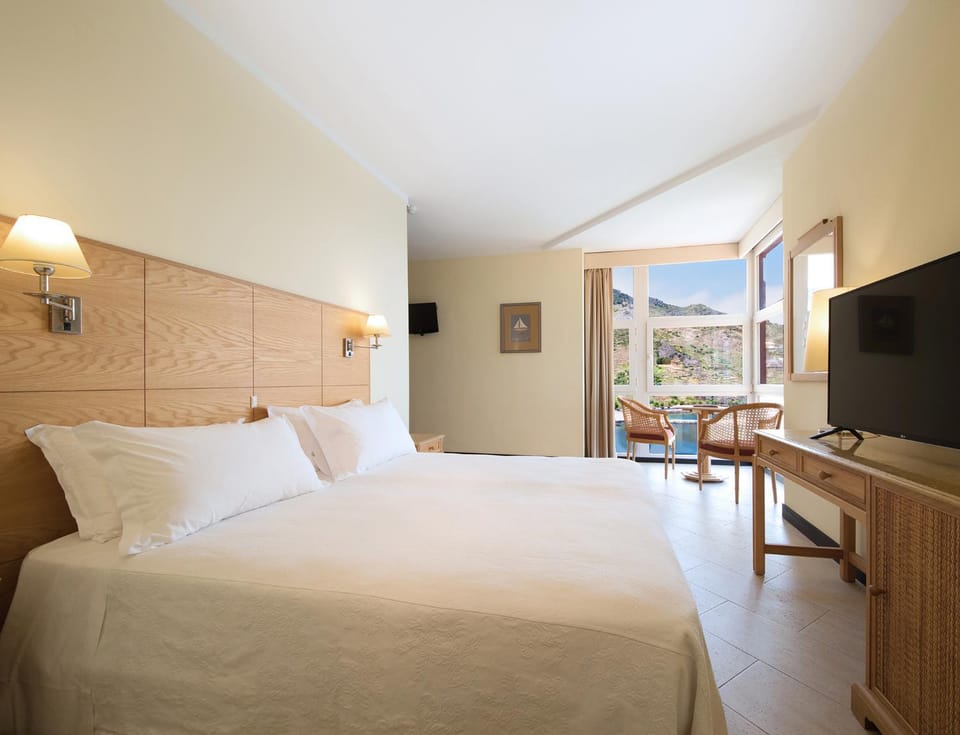 Bedroom, Mountain view, Sea view