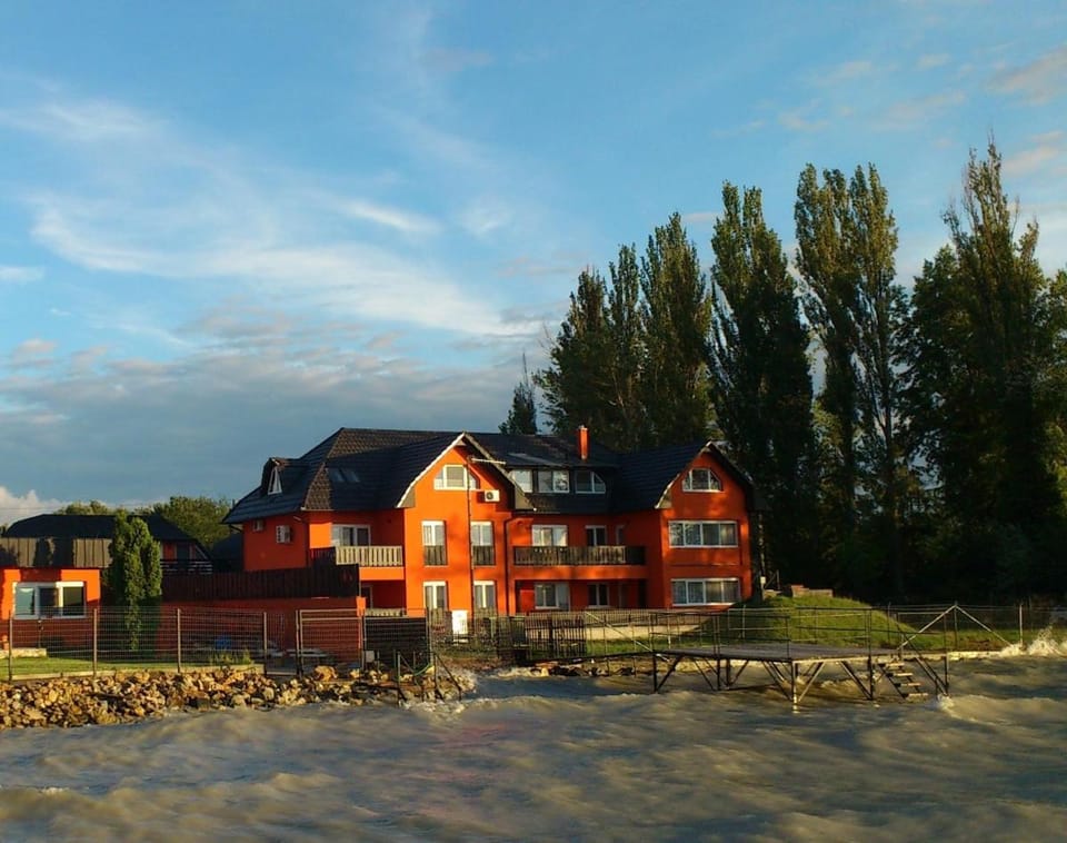 Property building, Facade/entrance, Balcony/Terrace, Beach, Lake view, Lake view