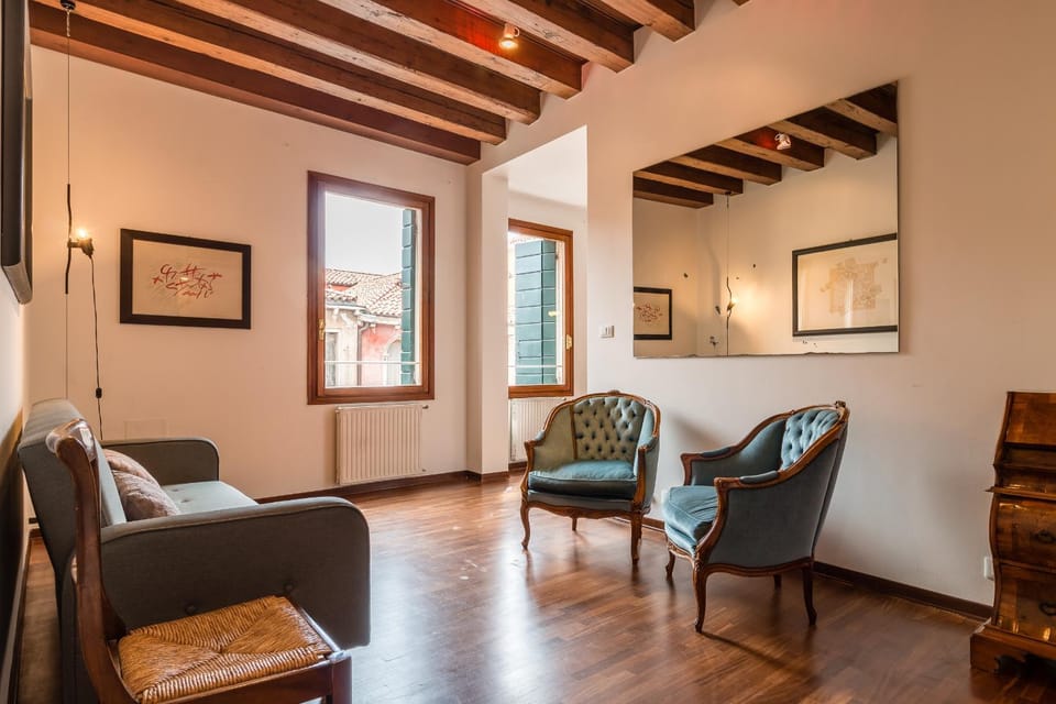 Living room, Photo of the whole room