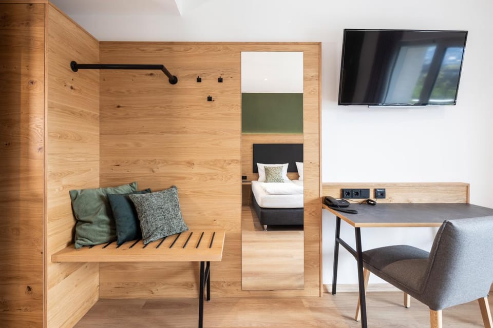 TV and multimedia, Photo of the whole room, Seating area, hair dresser