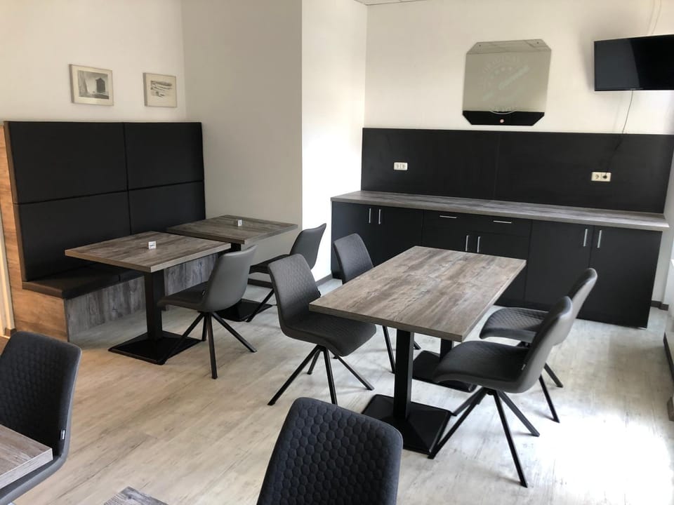 Restaurant/places to eat, Dining area, Breakfast