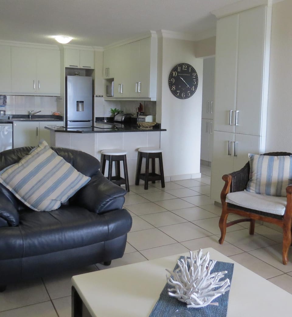 Kitchen or kitchenette, Living room, Seating area
